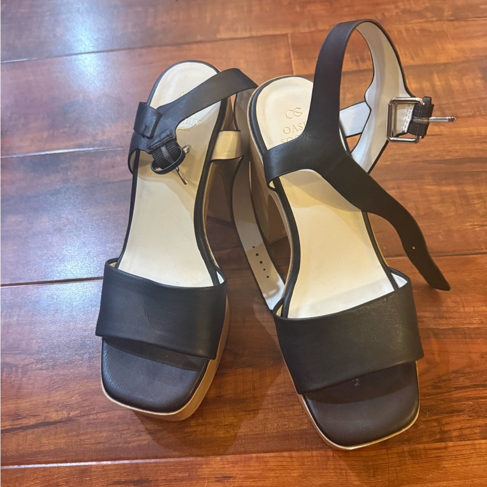 Oasis Society Elegant Black and Tan Platform Heels.